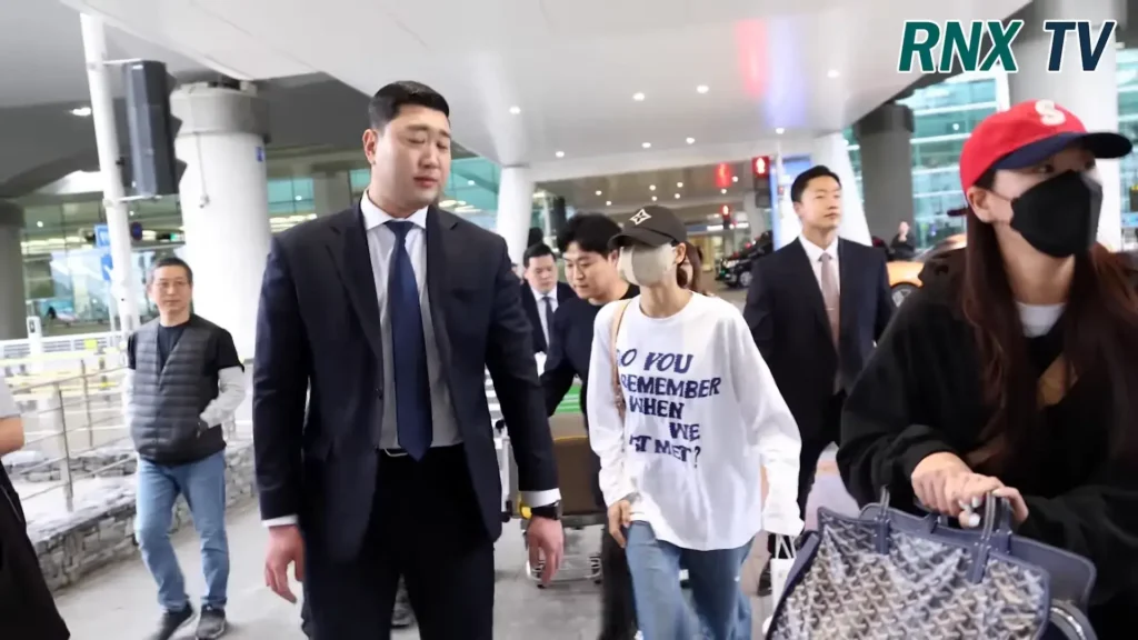 Lisa entered the south korea after completing her overseas schedule wearelloud.com