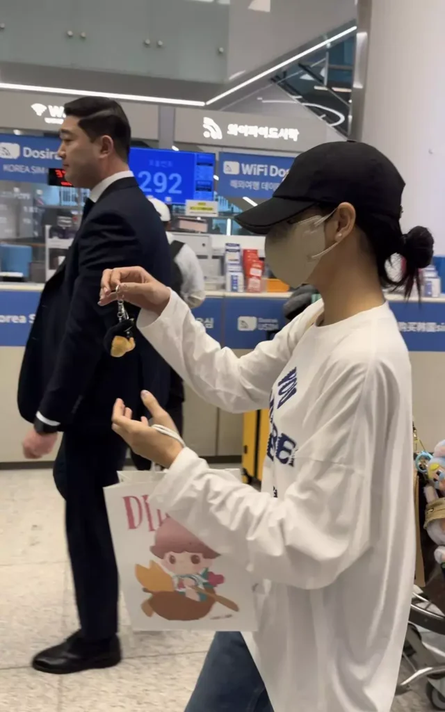 Lisa entered the south korea after completing her overseas schedule wearelloud.com
