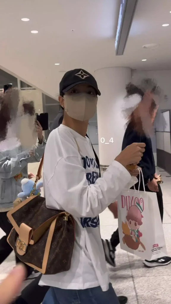 Lisa entered the south korea after completing her overseas schedule wearelloud.com