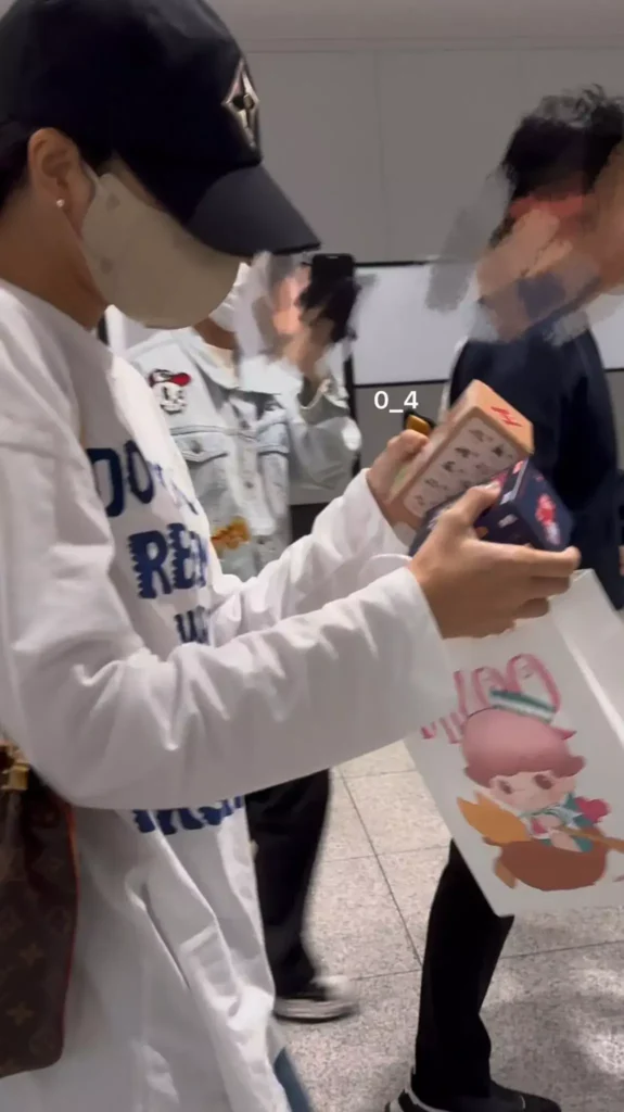 Lisa entered the south korea after completing her overseas schedule wearelloud.com