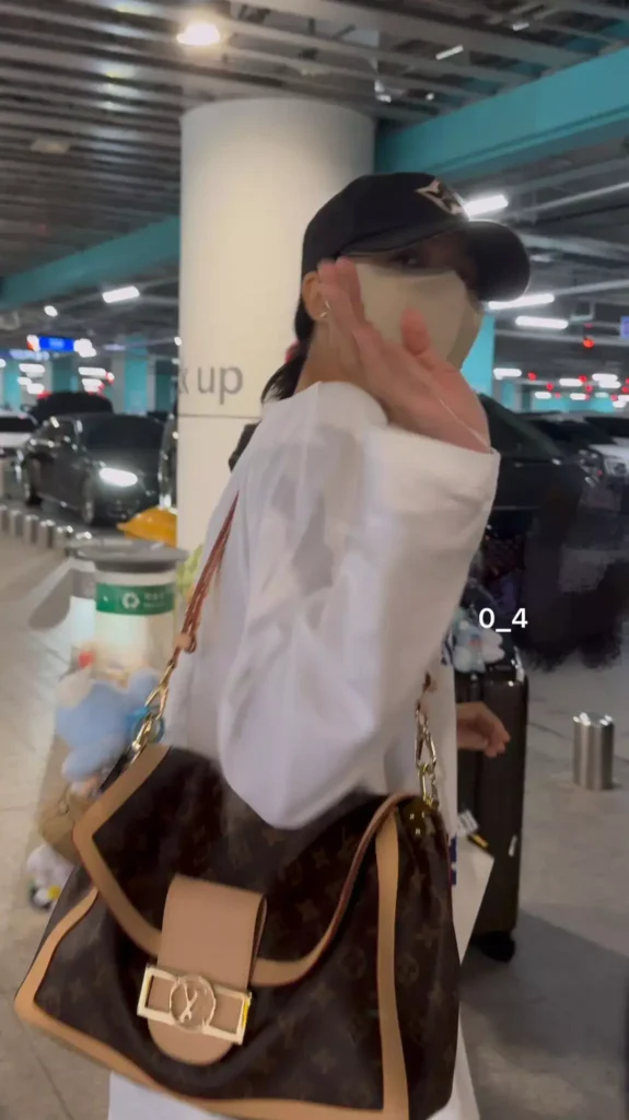 Lisa entered the south korea after completing her overseas schedule wearelloud.com