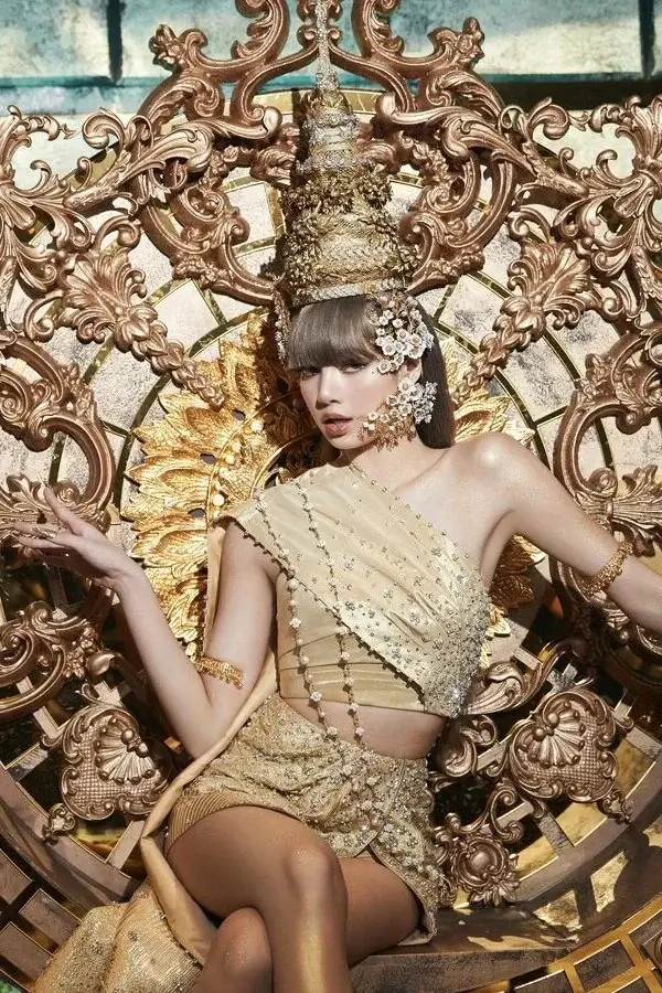 lalisa 700m view on youtube wearelloud.com