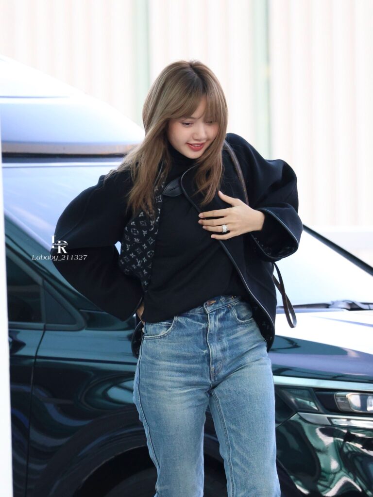 lisa attend LV Fashion Week 3