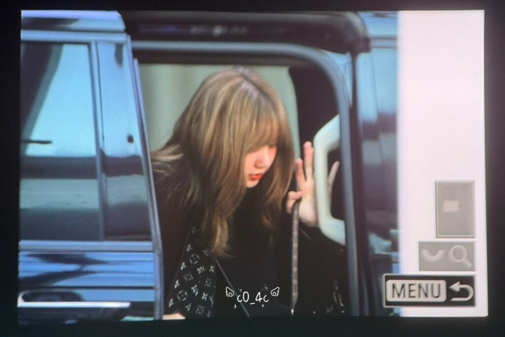 lisa attend LV Fashion Week 4