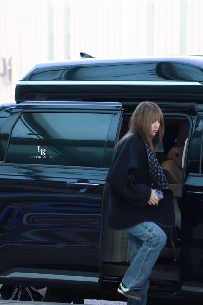 lisa attend LV Fashion Week 5