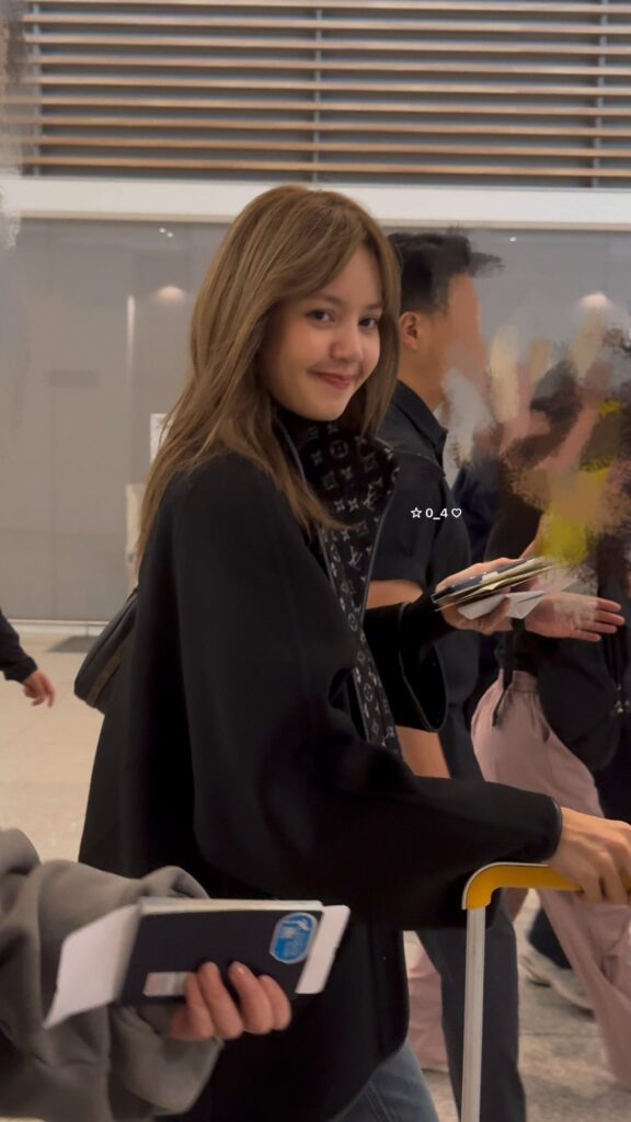 lisa attend LV Fashion Week 8