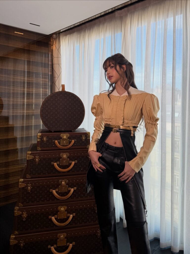 imageye Lisa x Louis Vuitton fashion show 34